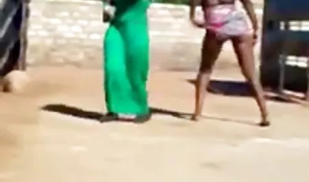 دخترک در پشت استامپ عکسهای حرکتی سکسی مخفی شد و شلوار خود را بیرون آورد تا دعا کند