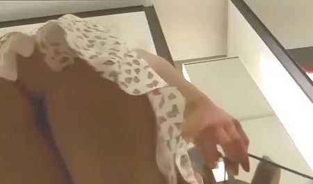 او لباسهای تنگ قرمز خود را درآورد و عکس و فیلم سکسی خفن لعنتی