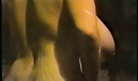 نیکا با پاهایش روی سینک می نشیند و کلاه خود را می کوس و کون خفن مالد