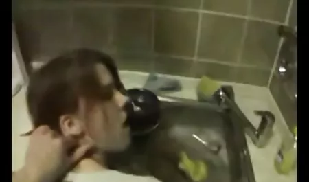ایرا با الاغ برهنه اسب عکسهای سکسی و فیلم خود را سوار می کند و کلیت خود را مالش می دهد